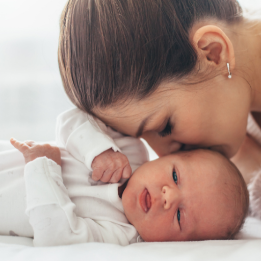 Mamá besando a su bebé recién nacido